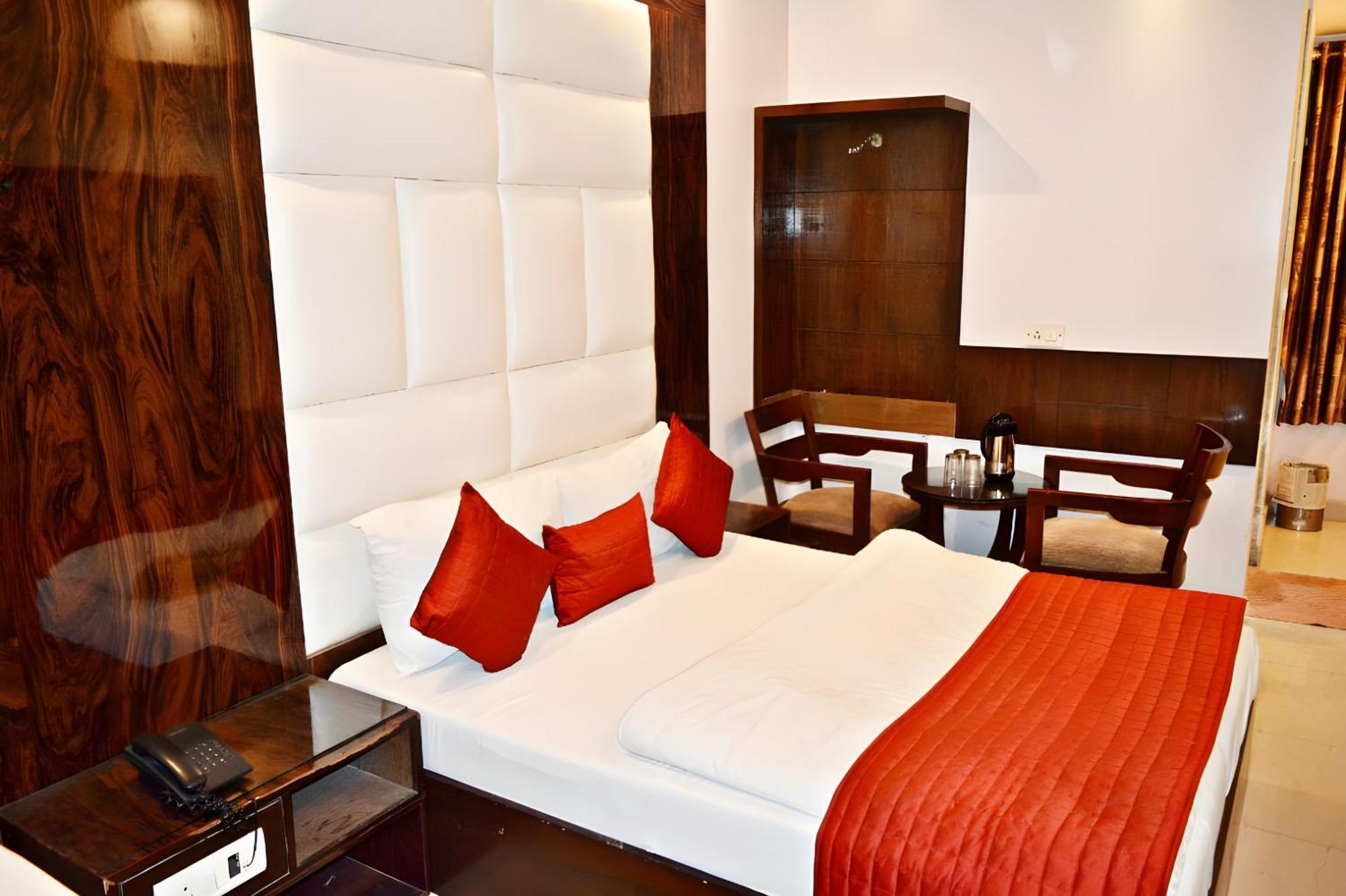Hotel Sun International Ню Делхи Екстериор снимка